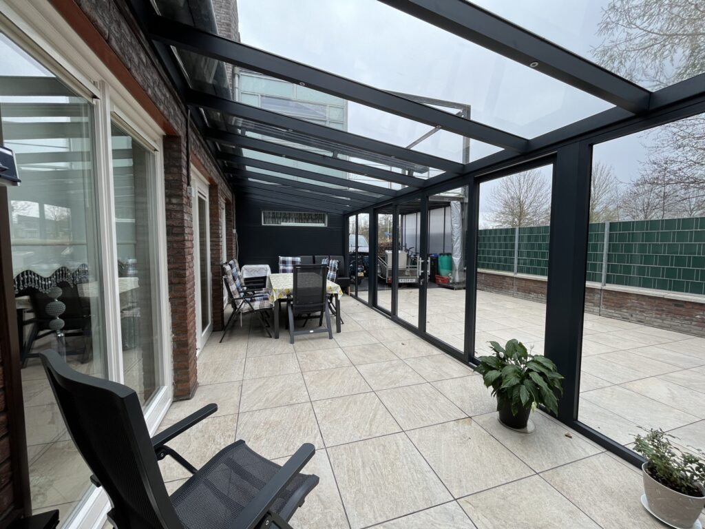 Terrasoverkapping met glazen wanden